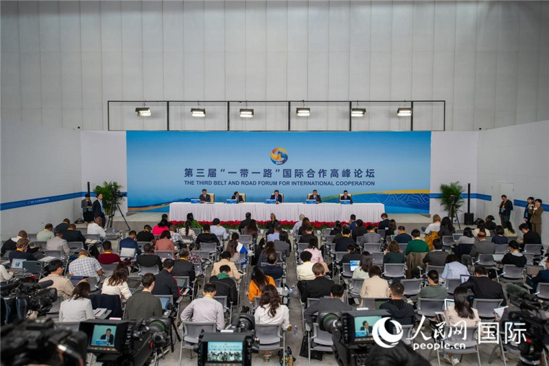 10月16日，第三屆“一帶一路”國(guó)際合作高峰論壇新聞中心在北京國(guó)家會(huì)議中心舉行首場(chǎng)吹風(fēng)會(huì)，邀請(qǐng)自然資源部國(guó)際合作司和相關(guān)單位負(fù)責(zé)人介紹有關(guān)情況，并回答記者提問(wèn)。人民網(wǎng)記者 翁奇羽攝