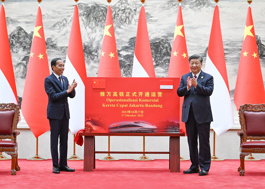 10月17日下午，國家主席習(xí)近平在北京人民大會(huì)堂同來華出席第三屆“一帶一路”國際合作高峰論壇并進(jìn)行國事訪問的印度尼西亞總統(tǒng)佐科舉行會(huì)談。會(huì)談后，兩國元首共同為雅萬高鐵正式開通運(yùn)營揭幕。