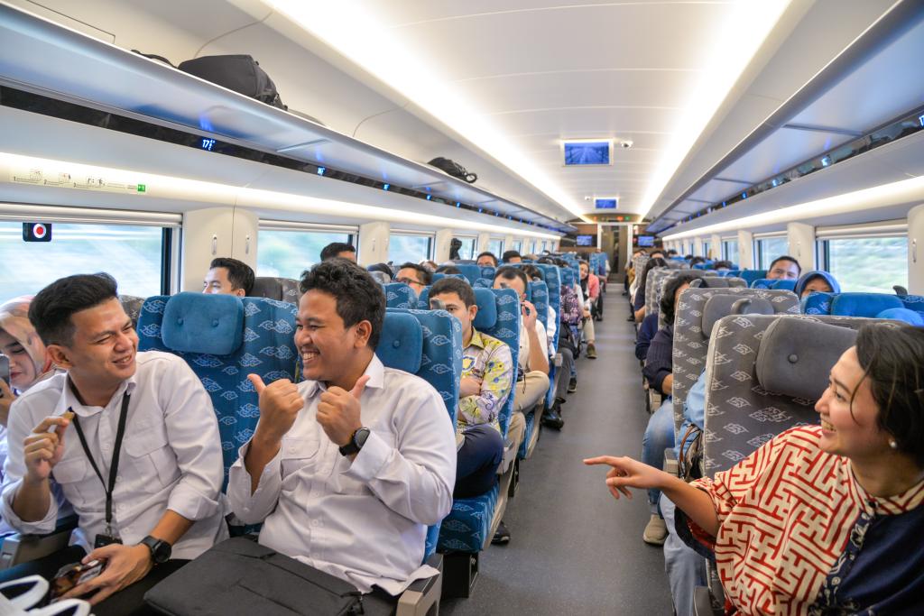 10月17日，乘客在行駛中的雅萬高鐵高速動(dòng)車組列車車廂內(nèi)交談。