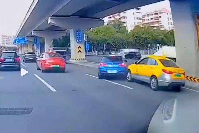 視頻截圖顯示，發(fā)生碰撞的剎那，出租車后方似乎確有車燈點亮。