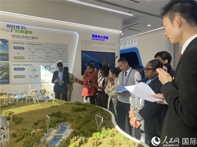 2023“一帶一路”媒體合作論壇聯(lián)合采訪團(tuán)參訪中國能建。人民網(wǎng)記者 于洋攝