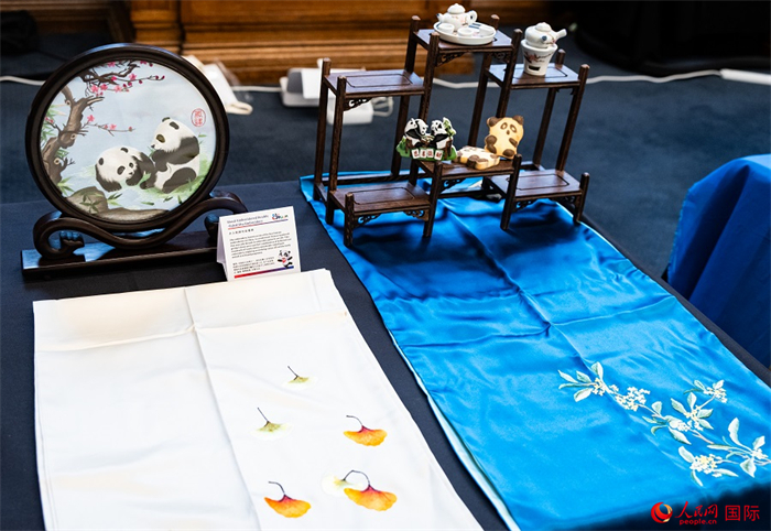 活動現(xiàn)場的現(xiàn)場文創(chuàng)展、互動體驗(yàn)區(qū)、非遺區(qū)展示。人民網(wǎng) 郭錦標(biāo)攝