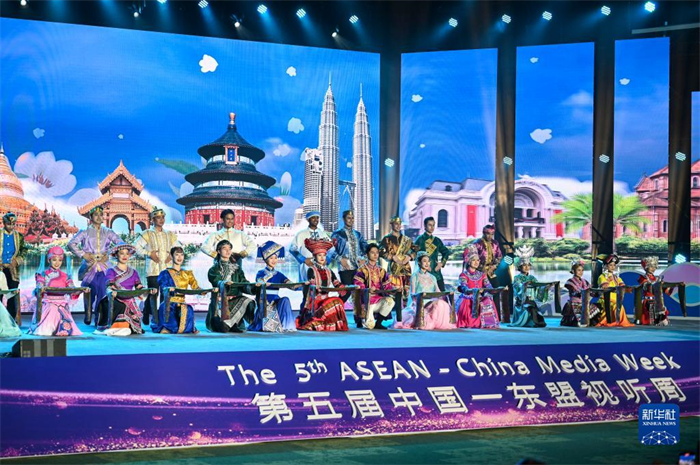 10月21日，在馬來西亞行政首都普特拉賈亞，演員在第五屆中國—東盟視聽周開幕活動(dòng)上表演。新華社記者 程一恒 攝