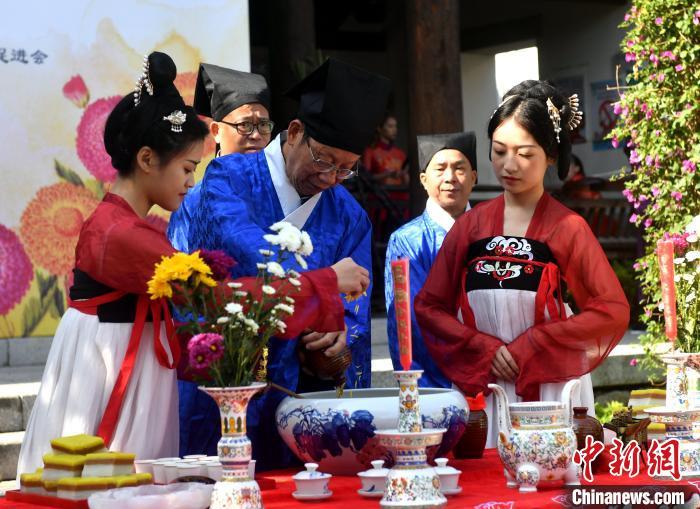 資料圖：圖為傳統(tǒng)重陽祭酒儀式?！蚊?攝