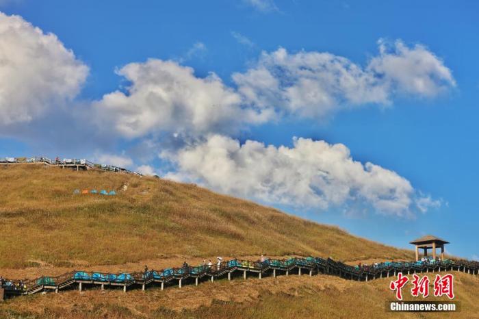 資料圖：圖為江西武功山高山草甸旁的登山步道，游客在登山。 劉力鑫 攝