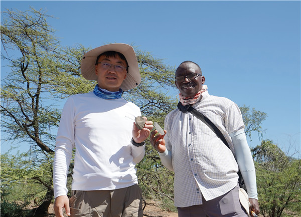 新發(fā)現(xiàn)的典型勒瓦婁哇石核和勒瓦婁哇尖狀器。中肯聯(lián)合考古隊供圖