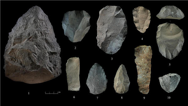 石制品 1.手斧 2、4、5.勒瓦婁哇石核（循環(huán)剝片法、優(yōu)先剝片法）3.勒瓦婁哇石葉石核 6.勒瓦婁哇石葉 7、8.勒瓦婁哇尖狀器 9.石葉 10.錐形石葉石核。中肯聯(lián)合考古隊供圖