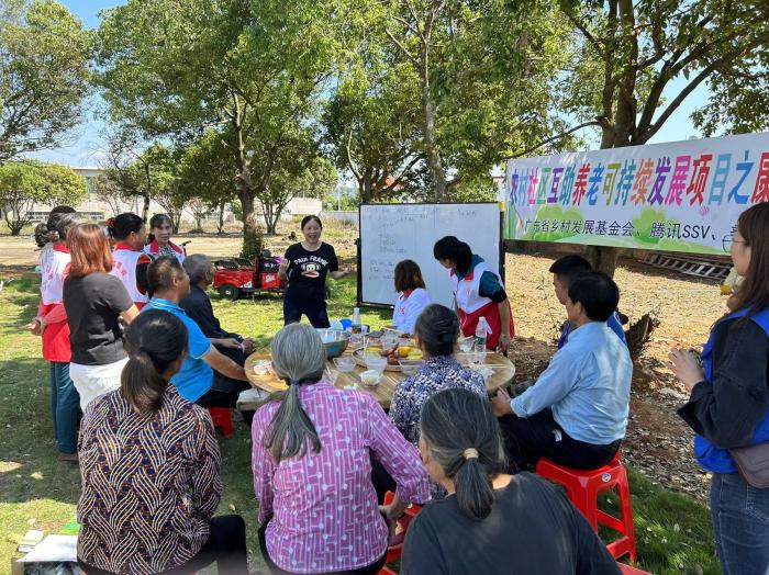 10月23日，廣東韶關(guān)農(nóng)村的互助養(yǎng)老探索，結(jié)合仁化縣董塘鎮(zhèn)新龍村的重陽(yáng)節(jié)活動(dòng)，將村支書(shū)、婦女主任、項(xiàng)目管理人員、新龍村助老員、村民志愿者、健康熱心的老人聚集在一起。 受訪(fǎng)者供圖
