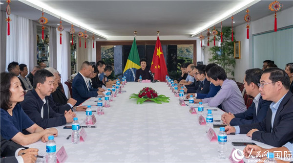 當(dāng)?shù)貢r間10月23日，國務(wù)院僑務(wù)辦公室主任陳旭（中）在巴西里約熱內(nèi)盧出席國務(wù)院僑辦代表團與里約僑界座談會。  王天聰 攝