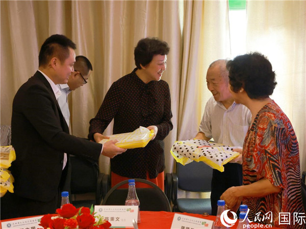 當(dāng)?shù)貢r間10月23日，國務(wù)院僑務(wù)辦公室主任陳旭（中）在巴西華人文化交流協(xié)會會館出席里約僑界舉辦的重陽節(jié)敬老聯(lián)歡活動，并為里約僑界長者代表送上慰問品。  人民網(wǎng)記者 陳海琪攝