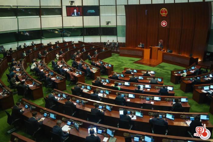 李家超在立法會宣讀新一份施政報告。圖片來源：香港“點(diǎn)新聞” 麥鈞杰 攝