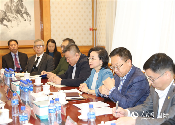 1.2023年10月30日，沈敏娟（右三）大使與中企代表座談。人民網(wǎng)記者 霍文攝