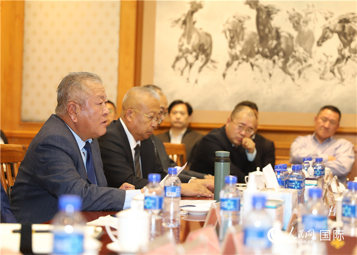 2.2023年10月30日，張義波（左一）會(huì)長(zhǎng)匯報(bào)商會(huì)工作情況。人民網(wǎng)記者 霍文攝