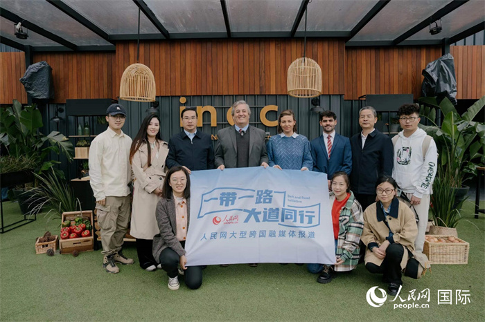 在烏拉圭第118屆普拉多牧農(nóng)業(yè)國(guó)際博覽會(huì)上，烏拉圭國(guó)家肉類(lèi)協(xié)會(huì)主席與人民網(wǎng)記者合影。人民網(wǎng)記者 張若涵攝