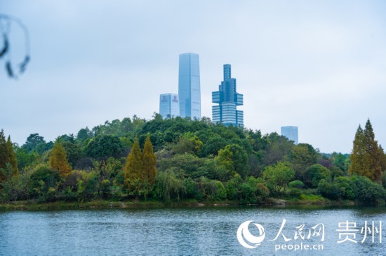 城市地標(biāo)與綠水青山相得益彰。人民網(wǎng) 陽(yáng)茜攝
