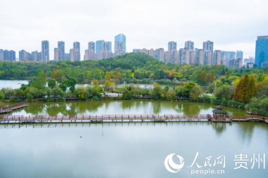 秋日時(shí)節(jié)，觀山湖公園景色美不勝收。人民網(wǎng) 陽(yáng)茜攝