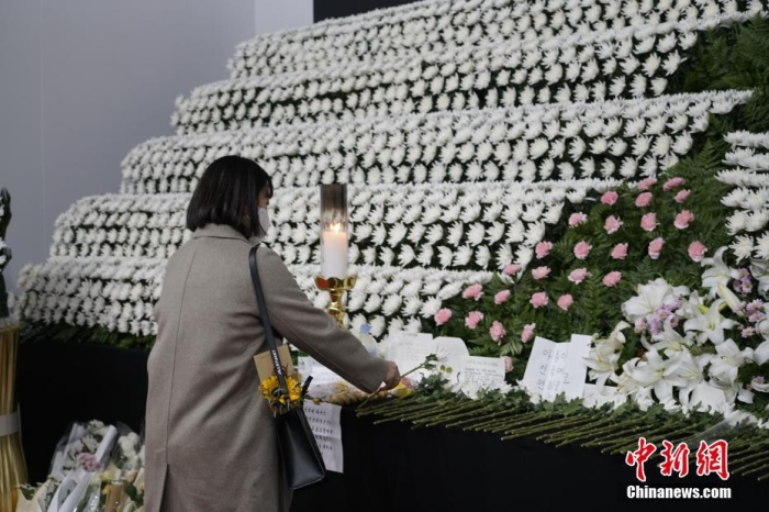 當?shù)貢r間11月1日23時45分許，韓國民眾在位于首爾廣場的集體焚香所悼念梨泰院踩踏事故遇難者。 <a target='_blank' href='/'><p  align=