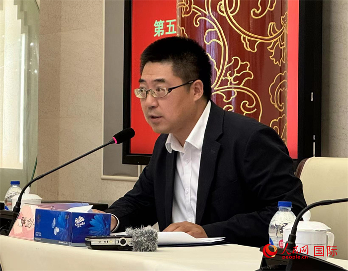 10月31日，歐美同學(xué)會(huì)副秘書長(zhǎng)滕劍峰在第五屆中法文化論壇媒體吹風(fēng)會(huì)上講話。（人民網(wǎng) 謝瑩攝）