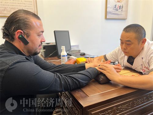   （外媒記者走進(jìn)中醫(yī)堂，問診中醫(yī)名師。中國(guó)經(jīng)濟(jì)周刊記者 郭志強(qiáng)攝）