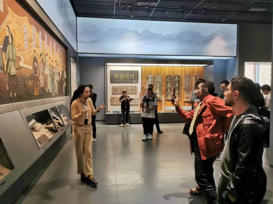  2023“一帶一路”媒體合作論壇聯(lián)合采訪團參觀中國藥都中醫(yī)藥博物館。（本報記者 黃超攝）