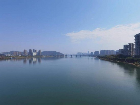　　10月24日，在清水塘大橋景觀通道上拍攝的湘江景色。本報(bào)記者 常雯宜攝