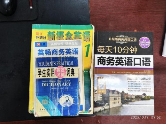   胡振興學(xué)習(xí)英語(yǔ)所用的資料。（圖片由受訪者提供）