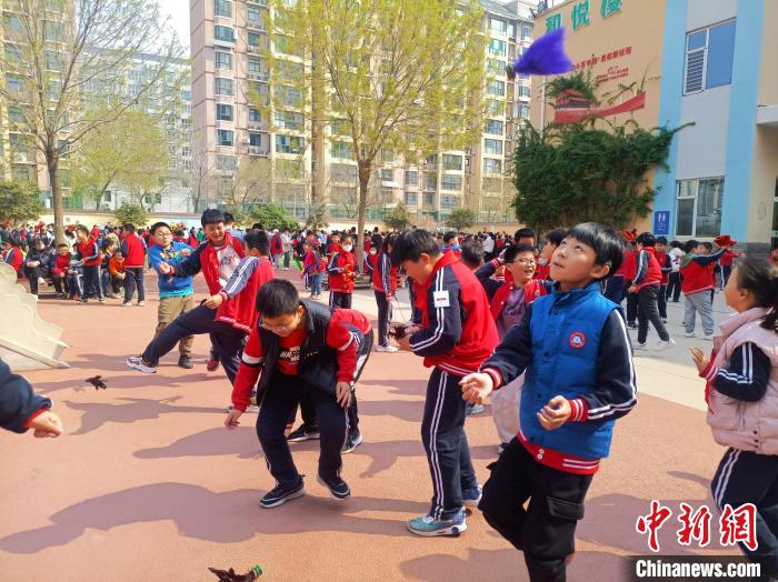 資料圖：小學(xué)生在大課間踢毽子。黃建 攝