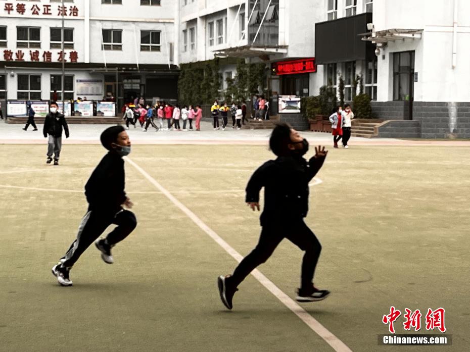 資料圖：學(xué)生們在課間玩耍。