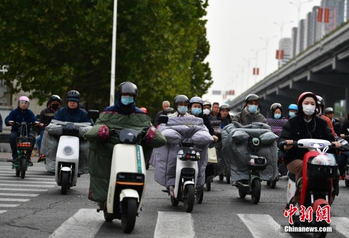 11月3日，河北石家莊迎降溫天氣，市民“捂”裝出行。 <a target='_blank' href='/'><p  align=