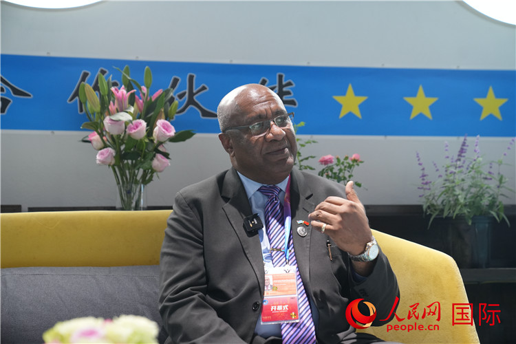 斐濟(jì)副總理兼貿(mào)易部長卡米卡米加談參加進(jìn)博會感受。人民網(wǎng)記者 吳超嵐攝