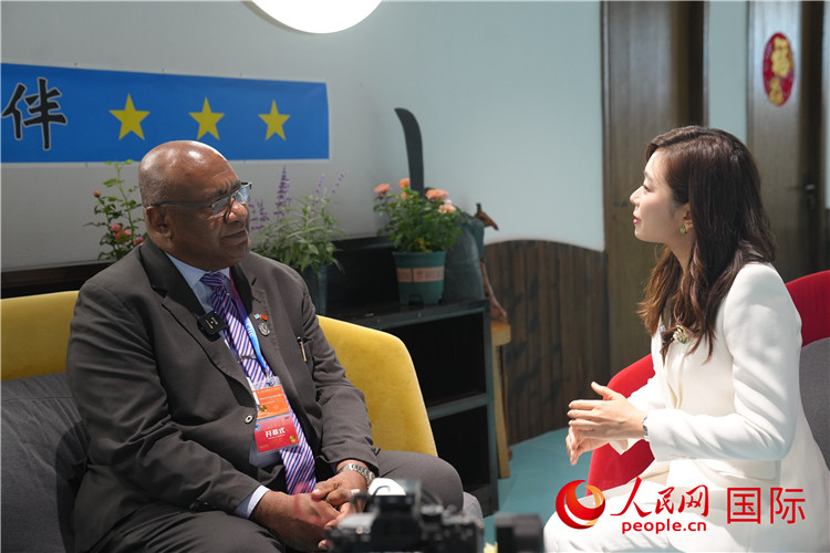 斐濟(jì)副總理兼貿(mào)易部長卡米卡米加接受人民網(wǎng)記者專訪。人民網(wǎng)記者 吳超嵐攝