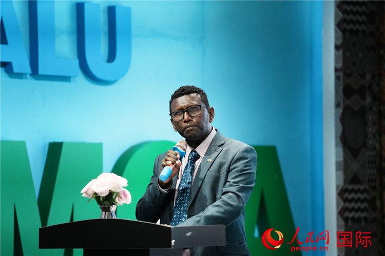 所羅門群島總理代表吉姆森·菲奧·塔南噶達(dá)發(fā)表致辭。人民網(wǎng) 彭昱凱攝