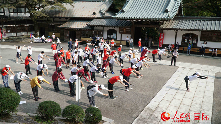 開(kāi)跑前，中日青少年一起做熱身運(yùn)動(dòng)。人民網(wǎng) 蔣曉辰攝