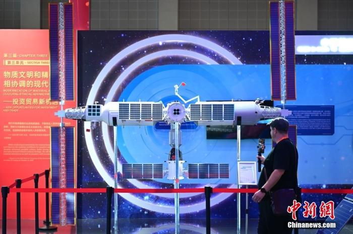 11月5日，觀眾在進(jìn)博會中國館參觀拍攝中國空間站模型。<a target='_blank' href='/'><p  align=