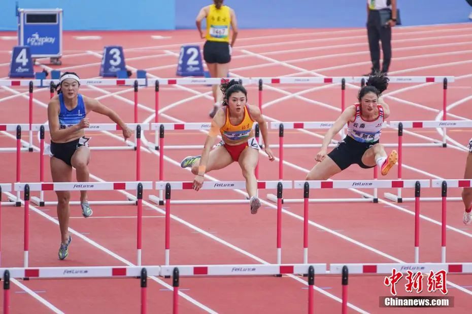 第一屆全國學(xué)生(青年)運動會田徑女子大學(xué)乙組100米欄決賽中，吳艷妮輕松奪冠。圖為吳艷妮在比賽中。陳冠言 攝