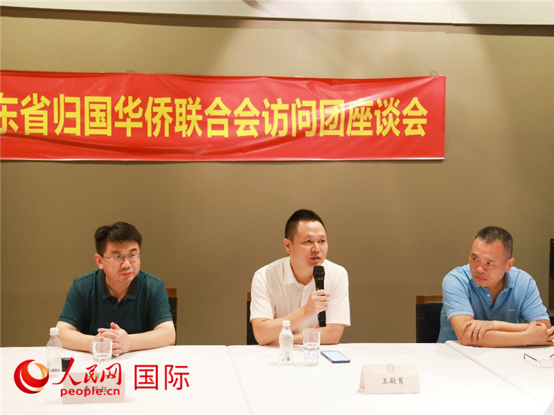 中國駐里約總領(lǐng)館副總領(lǐng)事王尉育（中）在座談會(huì)上致辭。人民網(wǎng)記者 陳海琪攝