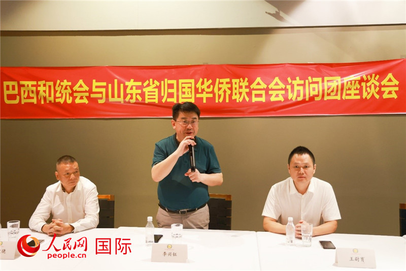 中國僑聯(lián)副主席、山東省僑聯(lián)主席李興鈺（中）在座談會(huì)上致辭。人民網(wǎng)記者 陳海琪攝