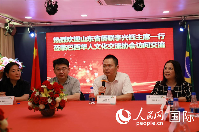 中國駐里約熱內(nèi)盧副總領(lǐng)事王尉育（右二）發(fā)表致辭。人民網(wǎng)記者宋亦然攝