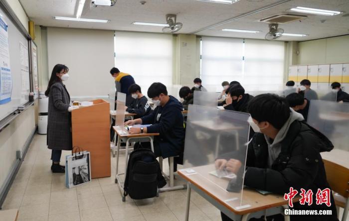 12月3日，延遲近一個月的韓國高考舉行。據(jù)韓國教育部消息，今年考生約49.34萬人，創(chuàng)歷史最低紀錄。圖為在首爾某考點內(nèi)，考桌上設(shè)有隔板。