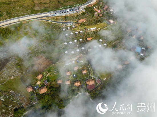航拍掩映在晨間薄霧中的“花都里·化屋野奢度假營地“。人民網(wǎng) 陽茜攝