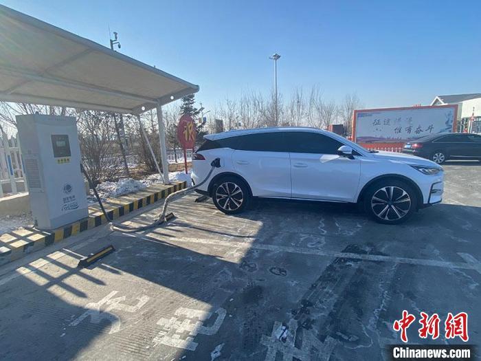資料圖：新能源汽車(chē)正在充電。　李丹 攝