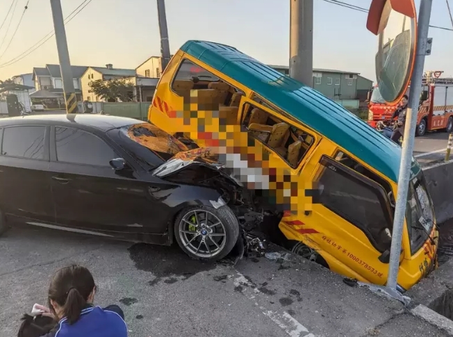 托兒所校車被轎車從側(cè)邊撞上，車體嚴(yán)重毀損。圖片來源：臺灣《聯(lián)合報》民眾供圖