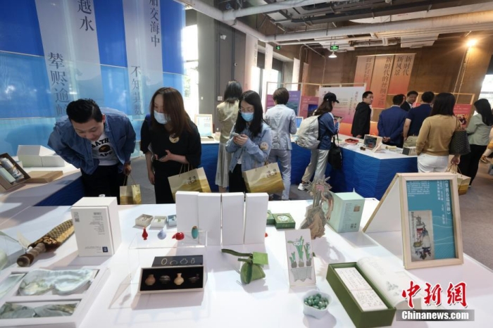 9月28日，“一帶一路，文明之橋”圖書文創(chuàng)展在北京圖書大廈開幕，圖為觀眾參觀展覽。<a target='_blank' href='/'><p  align=