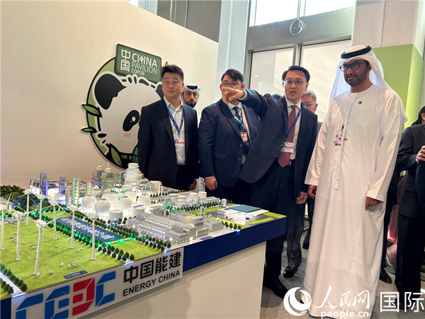 COP28主席蘇爾坦·賈比爾參觀中國角展示。人民網(wǎng)記者任皓宇攝