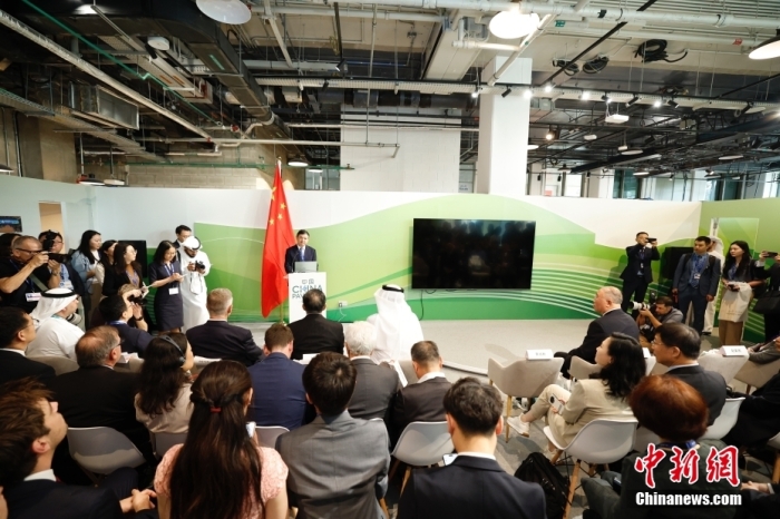 當?shù)貢r間11月30日，《聯(lián)合國氣候變化框架公約》第28次締約方大會(COP28)中國角開幕式暨“生態(tài)文明與美麗中國實踐”邊會在迪拜舉行。圖為中國生態(tài)環(huán)境部部長黃潤秋在邊會上發(fā)表致辭。<a target='_blank' href='/' _fcksavedurl='/'><p  align=