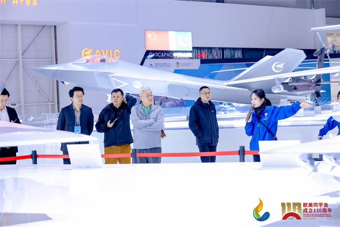 參會嘉賓和留學歸國人員參觀珠海太空中心。主辦方供圖
