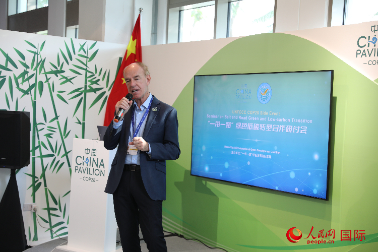 綠色聯(lián)盟聯(lián)合主席、世界自然基金會國際特使蘭博蒂尼在“一帶一路”綠色低碳轉(zhuǎn)型合作研討會上發(fā)言。人民網(wǎng)記者 張志文攝