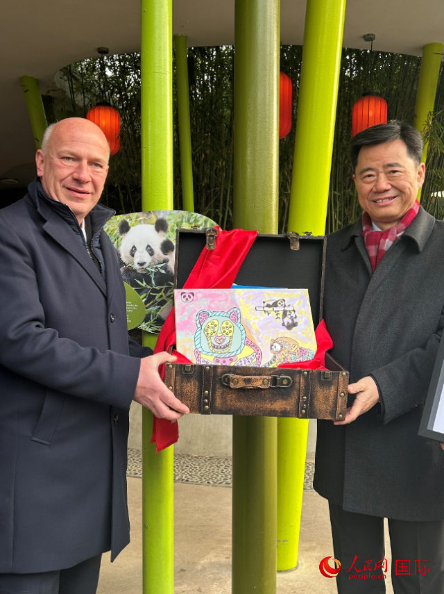 吳墾大使和韋格納市長(zhǎng)手捧德國(guó)兒童為“夢(mèng)想”“夢(mèng)圓”準(zhǔn)備的手繪“送別大禮包”。人民網(wǎng)記者 徐馨攝