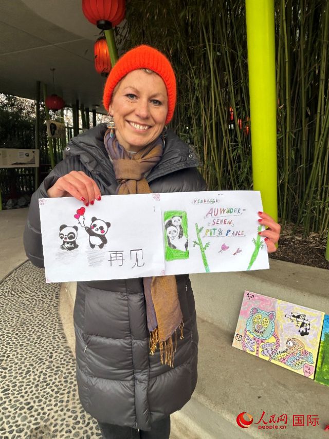 桑德拉和德國(guó)小朋友們的作品。右圖寫著“祝福好運(yùn)，再見 Pit和Paule（“夢(mèng)想”“夢(mèng)圓”的德語名字）”。人民網(wǎng)記者 徐馨攝