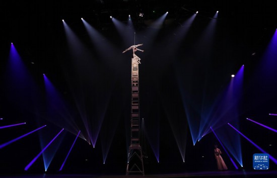 12月8日，演員在法國巴黎舉行的中國雜技“奇妙之夜”演出上表演《高椅》。新華社記者 高靜 攝